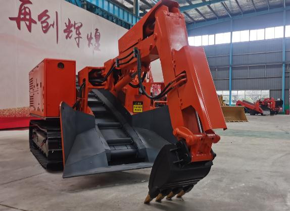 跟著帥龍扒渣機(jī)廠家一起了解下履帶扒渣機(jī)的特點(diǎn)！