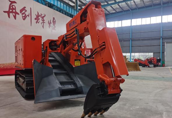 履帶扒渣機(jī)有哪些使用時(shí)要注意的事項(xiàng)呢？