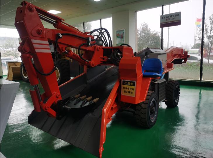 輪式扒渣機(jī)應(yīng)設(shè)立保養(yǎng)制度，使扒渣機(jī)得到應(yīng)有的呵護(hù)